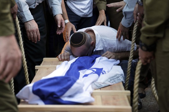 Ein israelischer Soldat wird in&nbsp;Ashkelon beerdigt. Bei der Offensive starben bisher 29 Israelis und über 630 Palästinenser.