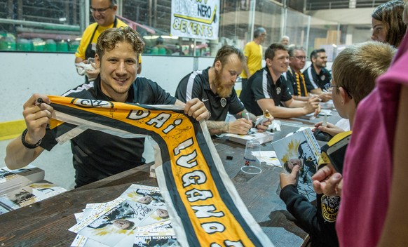 Damien Brunner vom HC Lugano gibt Autogramme waehrend der offiziellen Mannschaftspraesentation in der Resega Eishalle am Samstag, 13. August 2016, in Lugano. (KEYSTON/TI-PRESS/Carlo Reguzzi)