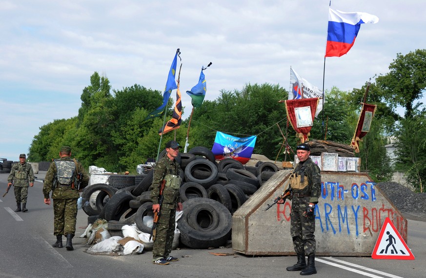 Pro-russische Separatisten an einem Checkpoint zwischen Lugansk und Donezk.