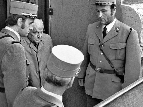 Brigadier Jean-Louis Jeanmaire wird im Juni 1977 nach dem Prozess von der Polizei vor dem Bundesgericht in Lausanne abgefuehrt. Jeanmaire ist wegen Landesverrates am 17. Juni zu 18 Jahren Zuchthaus ve ...