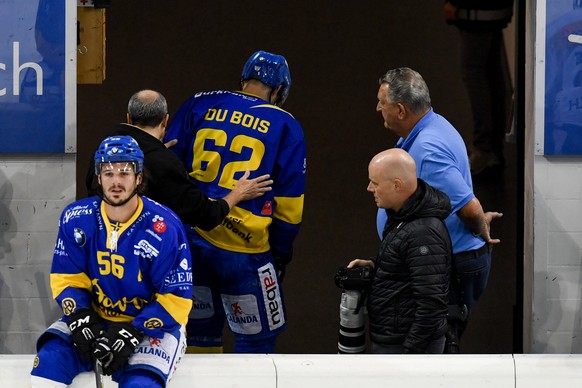 Felicien Du Bois von Davos wird nach einem Check in die Garderobe gefuehrt, beim Eishockey-Qualifikationsspiel der National League A zwischen dem HC Davos und dem HC Lugano, am Sonntag, 25. September  ...