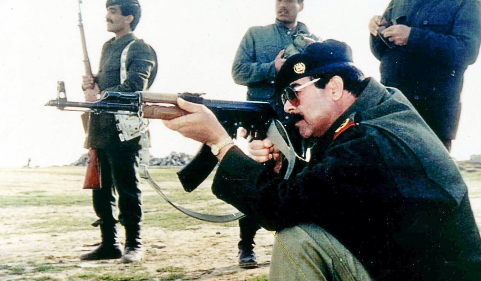 Saddam Hussein an der AK-47: Eine von vielen Persönlichkeiten der jüngeren Vergangenheit, die sich mit der populären Waffe ablichten liessen.