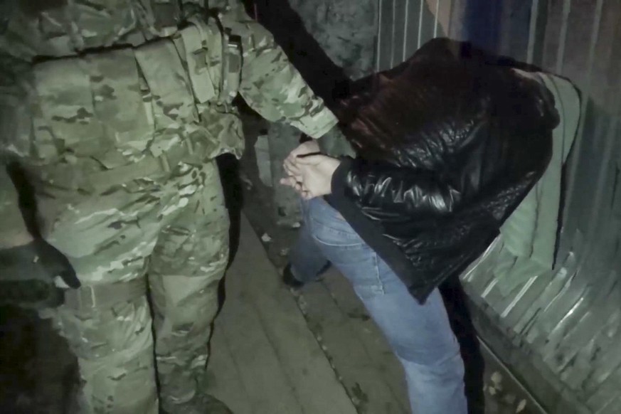 In this video grab provided by the RU-RTR Russian television via APTN on Monday, Oct. 2, 2017, FSB operatives detain a man, outside Moscow on Saturday, Sept. 30 2017. Russia&#039;s top domestic intell ...