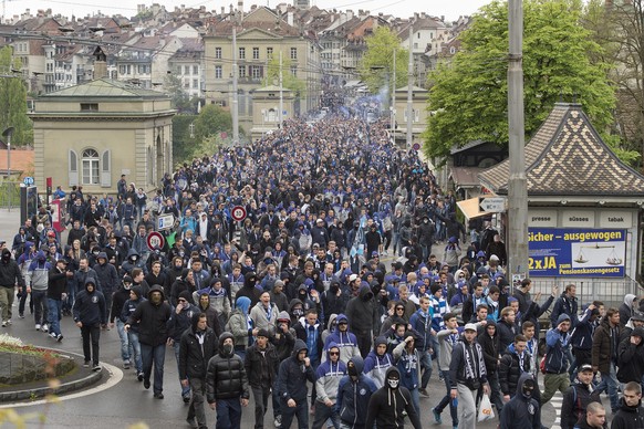 Die Anhänger des FC Zürich marschieren geschlossen zum Stade de Suisse.