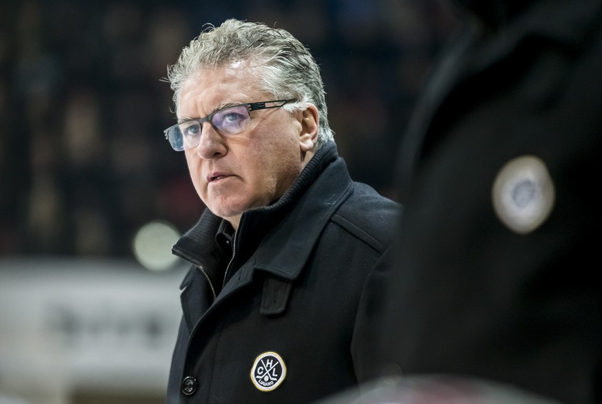 HC-Lugano-Cheftrainer Doug Shedden schaut auf das Eis im Eishockey Meisterschaftsspiel der National League A zwischen dem SC Bern und dem HC Lugano, am Freitag, 2. Dezember 2016, in der PostFinance-Ar ...