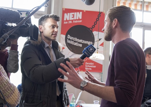 Stefan Egli, Leiter des NGO-Komitees gegen die Durchsetzungsinitiative (DSI), rechts, beim Interview mit der ARD, am Sonntag, 28. Februar 2016 im Progr in Bern. Das eidgenoessische Stimmvolk hatte heu ...