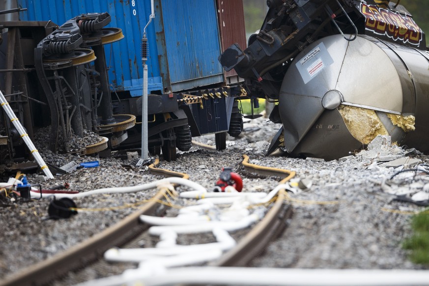 Beim Unglück waren am 25. April sechs Zisternenwagen entgleist&nbsp;– 25 Tonnen Schwefelsäure flossen aus.