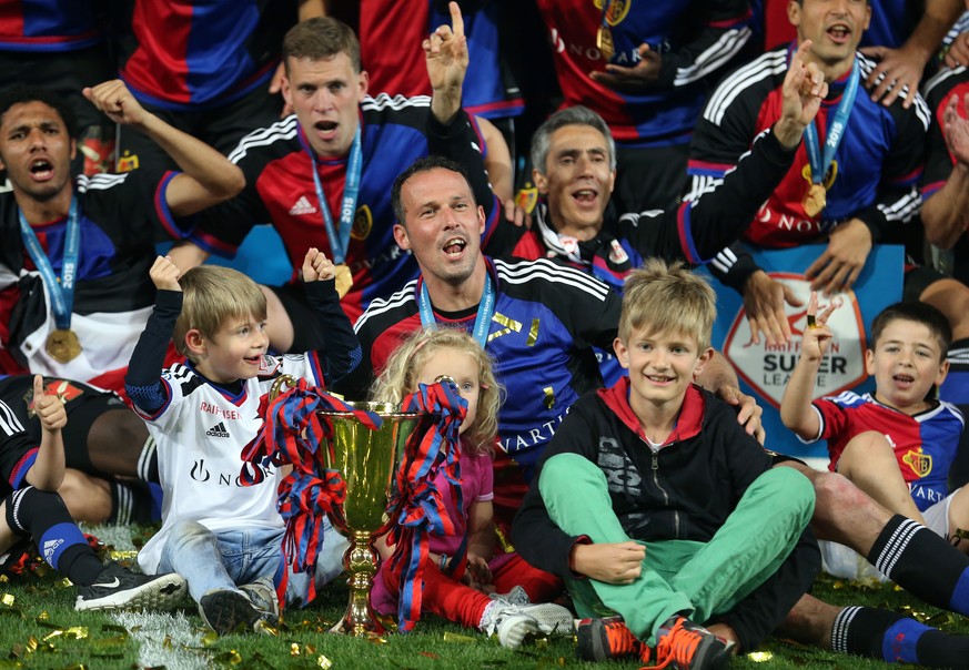 Basel, 29.05.2015, Fussball Super League, FC Basel - FC St. Gallen, der FC Basel ist Schweizer Meister 2015, Marco Streller (FCB) feiert mit Pokal und Kinder (Giuseppe Esposito/EQ Images)