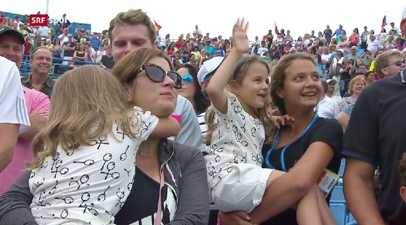 Myla und Charlene bei der Siegerehrung: Nur eine Federer-Tochter geniesst das Rampenlicht.