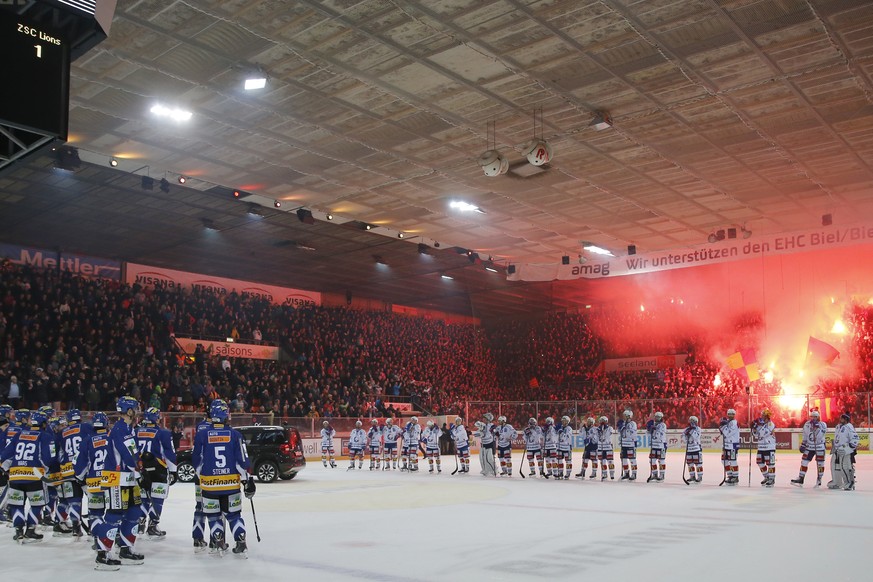 Die Spieler von Biel, links, und den ZSC Lions stehen auf dem Eis nach dem sechsten Playoff-Viertelfinalspiel der National League A zwischen dem EHC Biel und den ZSC Lions, am Donnerstag, 12. Maerz 20 ...