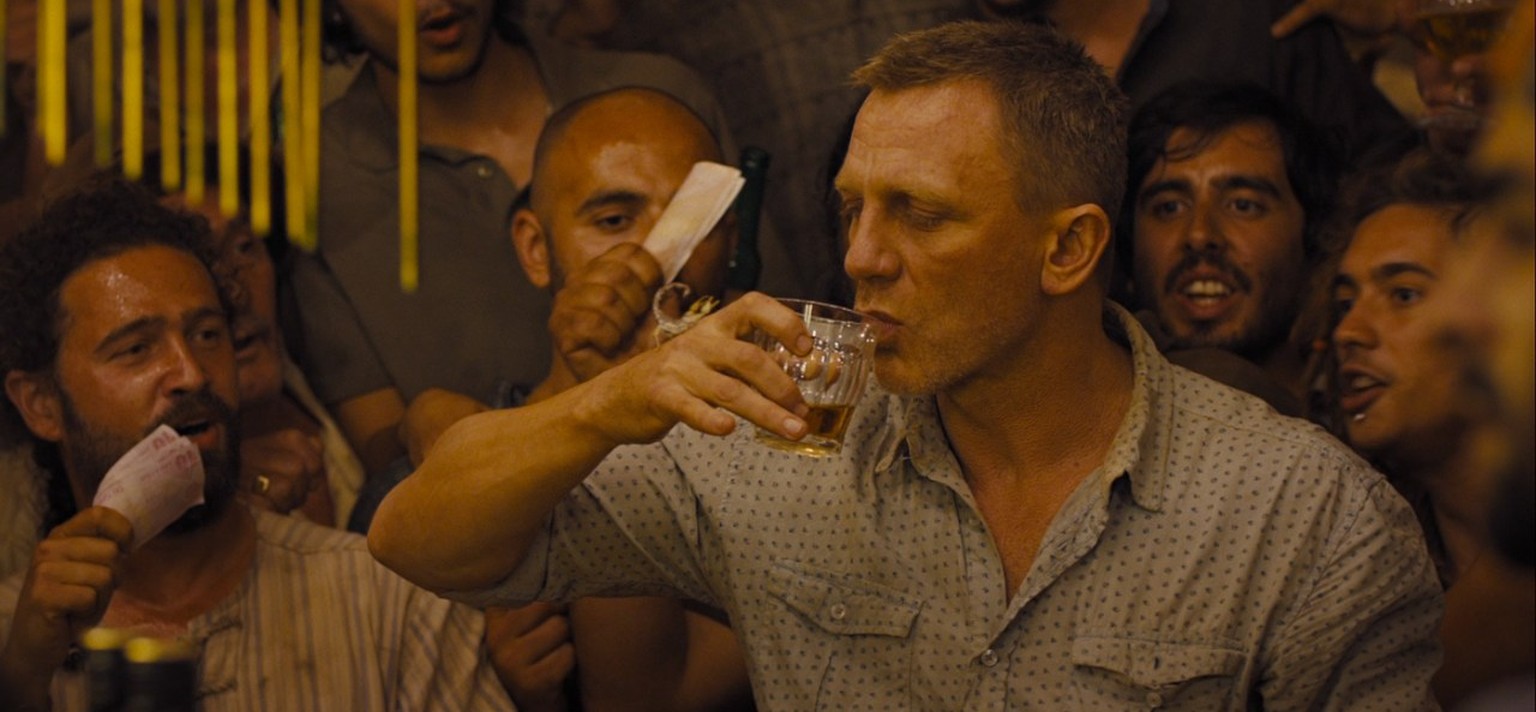 james bond skyfall daniel craig trinken alkohol drinks cocktail skorpion http://i2.wp.com/judao.com.br/wp-content/uploads/2015/11/Skyfall-Leather-Jacket.jpg?resize=1280%2C623