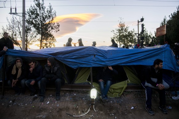 Flüchtlinge warten auf der griechischen Seite der Grenze zu Mazedonien.