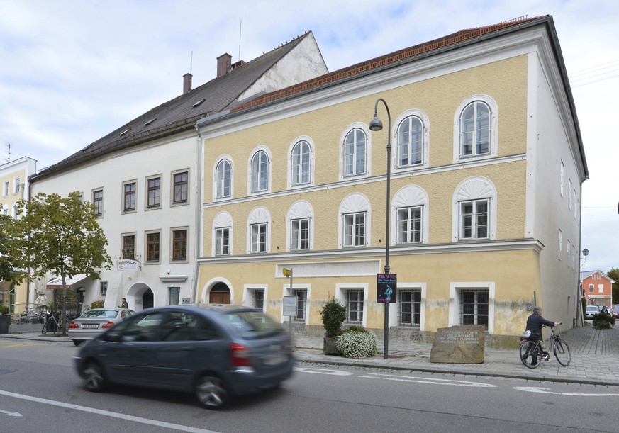 FILE - This Sept. 27, 2012 file picture shows an exterior view of Adolf Hitler&#039;s birth house, front, in Braunau am Inn, Austria. Austria&#039;s government said on Monday, Oct. 17, 2016 that it pl ...