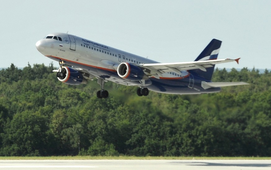Ein Airbus A320 der russischen Fluggesellschaft Aeroflot startet am Montag, 26. Juli 2010, in Dresden, Sachsen, auf dem Flugplatz Dresden International. Vor einem Jahr wurde nach 16-jaehriger Unterbre ...