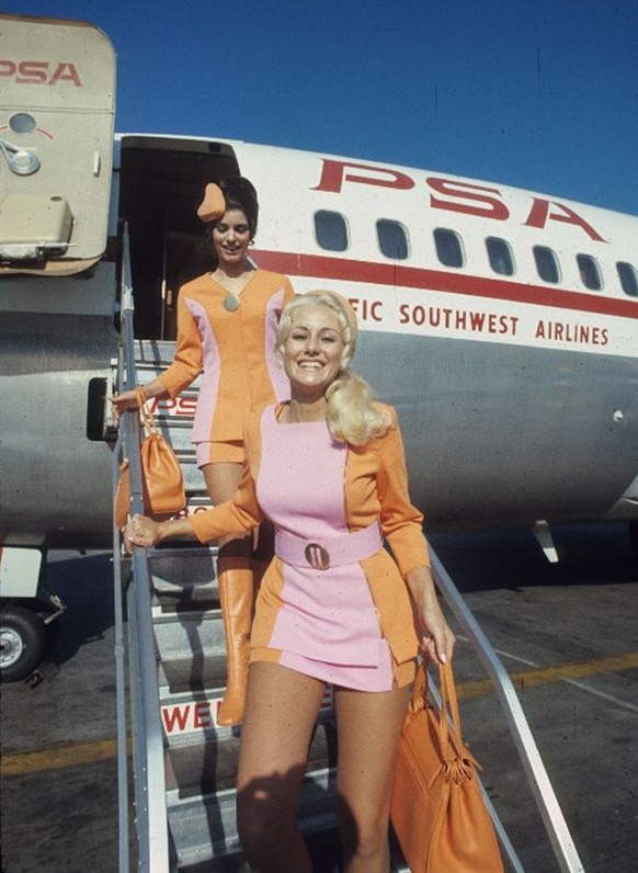 psa pacific southwest airlines stewardess flight attendants flugbegleiterin retro vintage fliegen http://www.vintag.es/2015/06/lovely-pacific-southwest-airlines.html