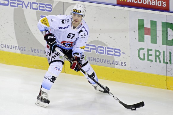 ARCHIVE --- ZUM WECHSEL VON ADAM HASANI VON FRIBOURG-GOTTERON ZU DEN KLOTEN FLYERS, STELLEN WIR IHNEN FOLGENDES BILD ZUR VERFUEGUNG --- Fribourg&#039;s Adam Hasani controls the puck, during the game o ...