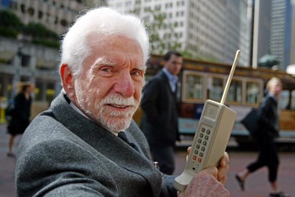 Marty Cooper von Motorola mit einem Prototypen des ersten Mobiltelefons.