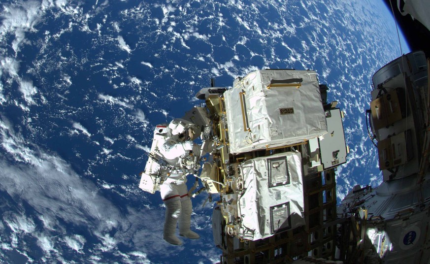 NASA astronaut Reid Wiseman and European Space Agency astronaut Alexander Gerst (not shown) works outside the space station&#039;s Quest airlock in the first of three spacewalks for the Expedition 41  ...