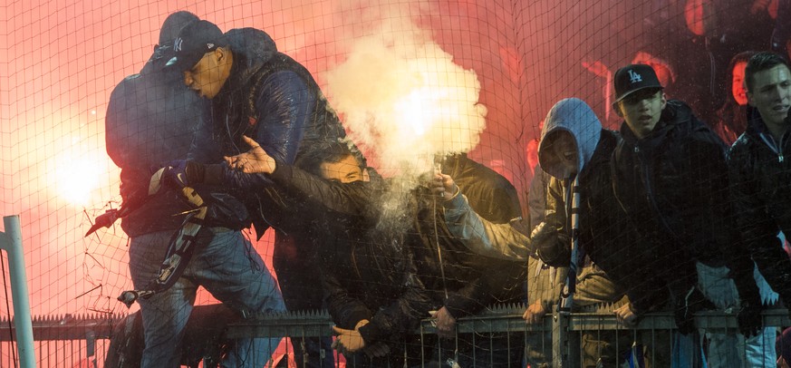 FCZ-Fans zuenden Pyros im Super League Fussballspiel zwischen dem FC Aarau und dem FC Zuerich am Samstag, 22. Februar 2014, auf dem Bruegglifeld in Aarau. (KEYSTONE/Sigi Tischler)