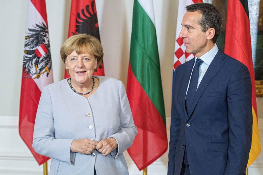 epa05554055 Austrian Chancellor Christian Kern (R) welcomes German Chancellor Angela Merkel (L) for the Summit &#039;Migration along the Balkan route&#039; in Vienna, Austria, 24 September 2016. Austr ...