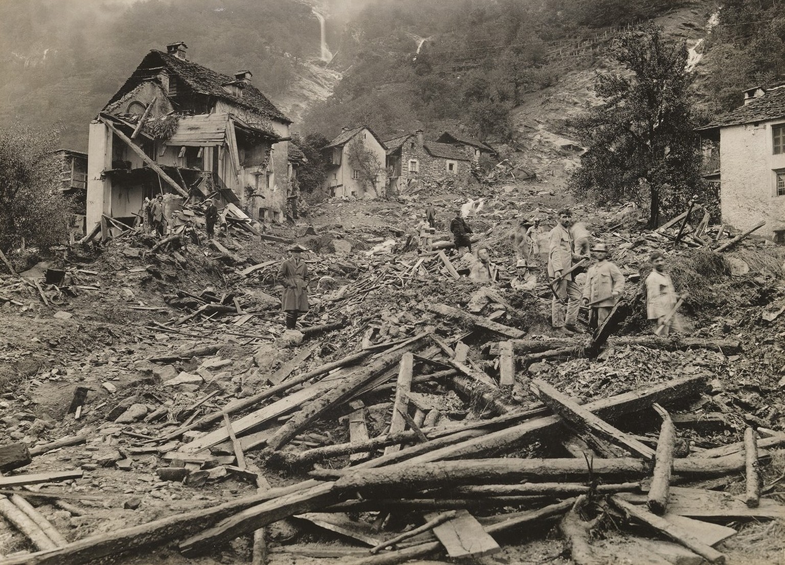1924 zerstört ein Erdrutsch einen Teil des Dorfes Someo im Valle Maggia. Die häufigen Erdrutsche im Tessin sind eine Folge der grossflächigen Rodungen der Schutzwälder für den Holzhandel im 19. Jahrhu ...