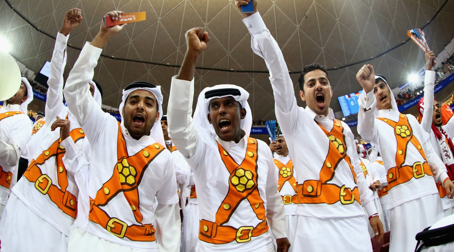 Lautstarke Wüstensöhne: Katarische Fans feuern die Spieler an, die den selben Pass wie sie besitzen.