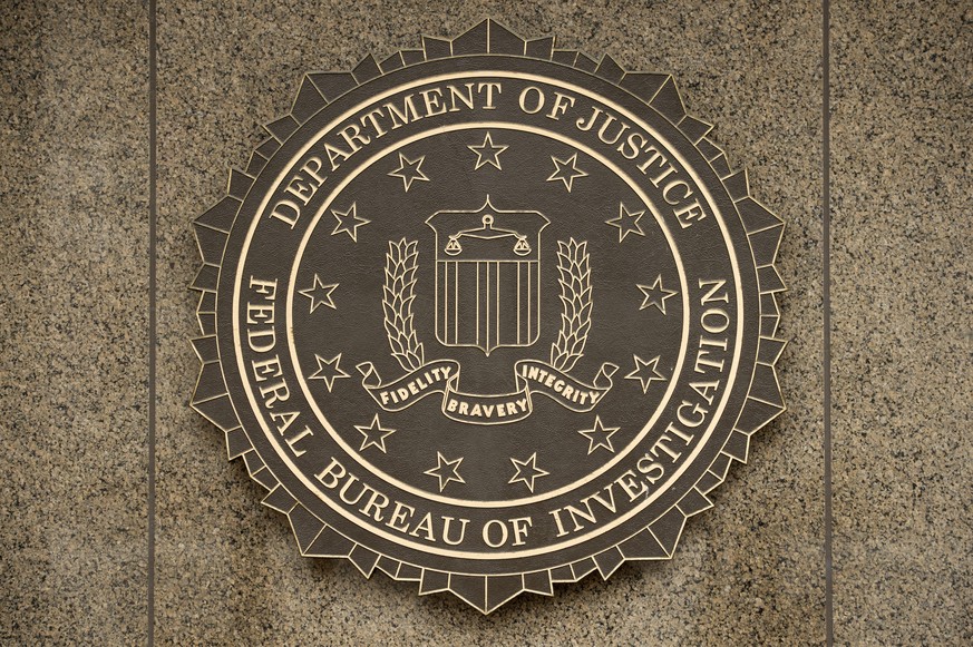 epa05171661 (FILE) The logo of the Federal Bureau of Investigation (FBI) at the J. Edgar Hoover FBI Building in Washington DC, USA, 22 December 2014. Apple chief executive Tim Cook refused the judge&# ...
