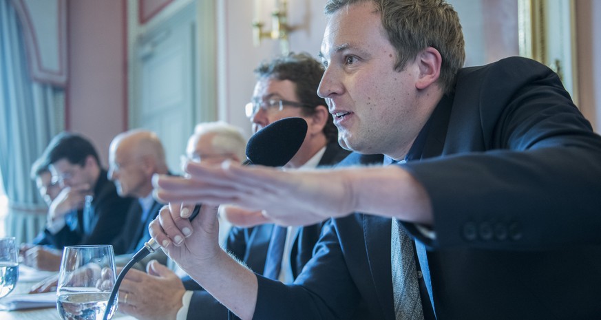 Nationalrat Lukas Reimann, Praesident Auns, spricht an der Medienkonferenz des Komitees &quot;Nein zum schleichenden EU-Beitritt&quot;, in Bern, am Freitag 5. August 2016. Das von SVP-Strategiechef Ch ...