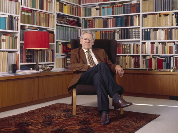 ARCHIVBILD ZUM TOD VON HANS KUENG, AM DIENSTAG, 6. APRIL 2021 - Portrait of theologian Hans Kueng, pictured on November 25, 2009 in Tuebingen, Germany. (KEYSTONE/Martin Ruetschi)..Portrait des Theolog ...