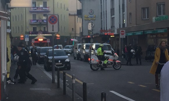 Die Langstrasse ist gesperrt, ein grösseres Polizeiaufgebot vor Ort: So präsentiert sich der Chreis Cheib am Samstag Nachmittag.