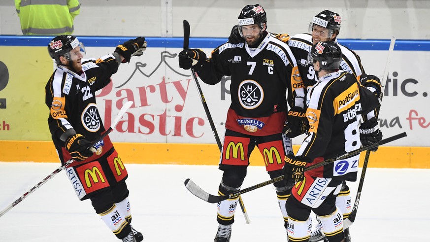 Lugano’s Philippe Furrer, center, celebrates the 1-0 goal with team-mates, during the preliminary round game of the National League A (NLA) Swiss Championship 2016/17 between HC Lugano and EHC Biel, a ...