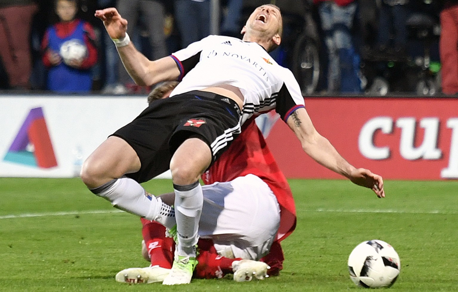 Die umstrittene Szene die zum Penalty fuehrte mit dem Basler Marc Janko, rechts, und dem Winterthurer Patrik Schuler, links, beim Fussball Cup Halbfinalspiel FC Winterthur gegen den FC Basel in Winter ...