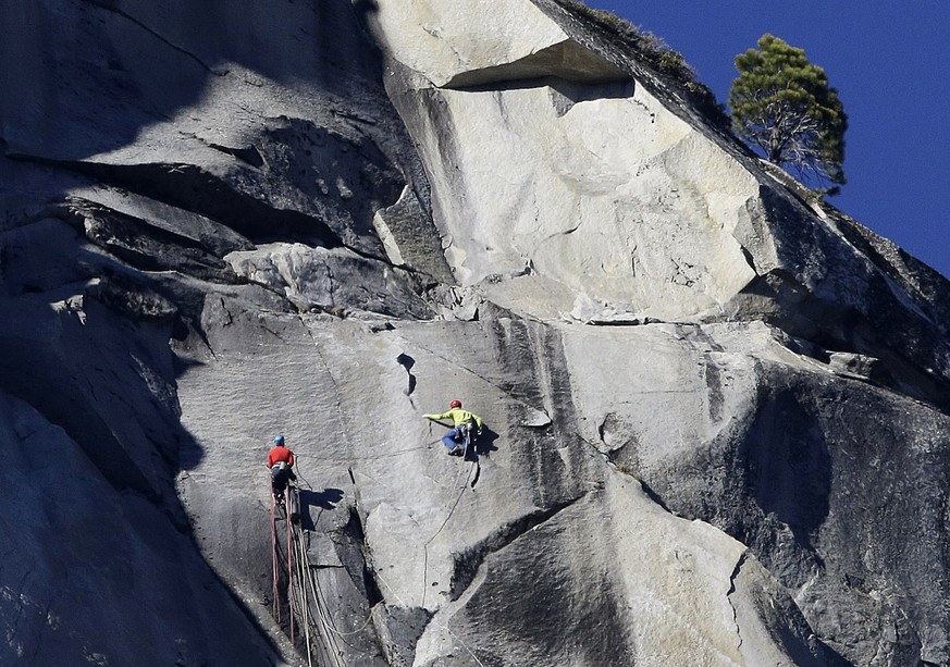 Fast geschafft: Tommy Caldwell und Kevin Jorgeson bewältigen die letzten Meter der Dawn Wall zum Gipfel des El Capitan.