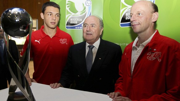 Captain Veseli, Trainer Ryser, Sepp Blatter und der Pokal für den U17-Weltmeister.