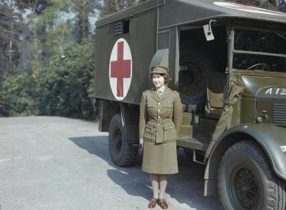 Prinzessin Elizabeth im April 1945 vor ihrem Sanitätsfahrzeug