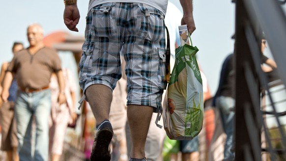 A man carries a bag full of shopping in the German border town of Constance, Germany, pictured on September 3, 2011. (KEYSTONE/Martin Ruetschi)

Ein Mann mit einer Einkaufstasche beim Einkaufen im Gre ...