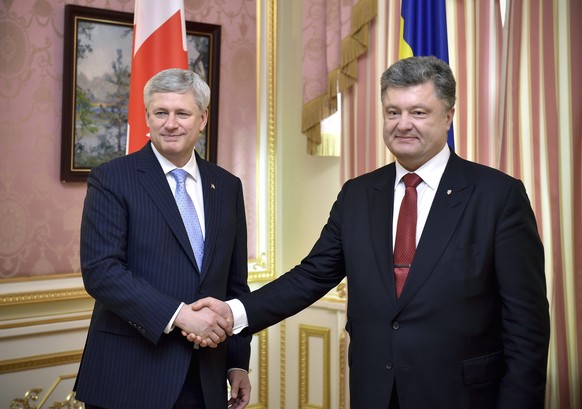 Kanadas Regierungschef Harper besiegelt den Militär-Deal mit Poroschenko.