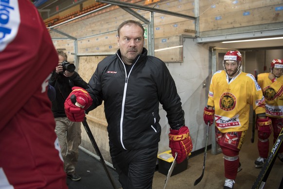 Heinz Ehlers, neuer Headcoach der SCL Tigers waehrend dem Eistraining am Monatg, 3. Oktober 2016, in der Ilfishalle in Langnau. Heinz Ehlers uebernimmt die Nachfolge von Scott Beattie. (KEYSTONE/Marce ...