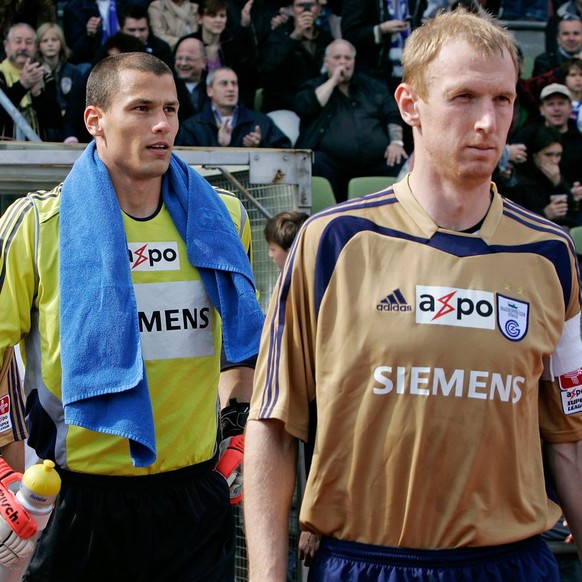 GCs Torhueter Fabio Coltorti, Mitte, und Captain Igors Stepanovs, rechts, schreiten zum historischen Super League Fussballspiel Derby zwischen dem FC Zuerich und dem Grasshopper Club Zuerich, am Sonnt ...