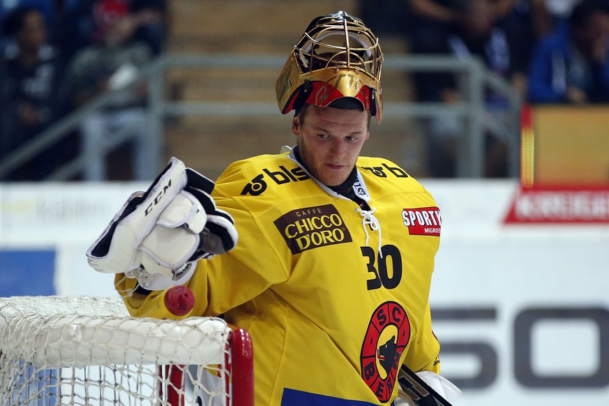 SC Bern Torhueter Leonardo Genoni waehrend dem Eishockey-Meisterschaftsspiel der National League A zwischen dem EHC Kloten und dem SC Bern am Samstag, 10. September 2016, in der SWISS Arena in Kloten. ...