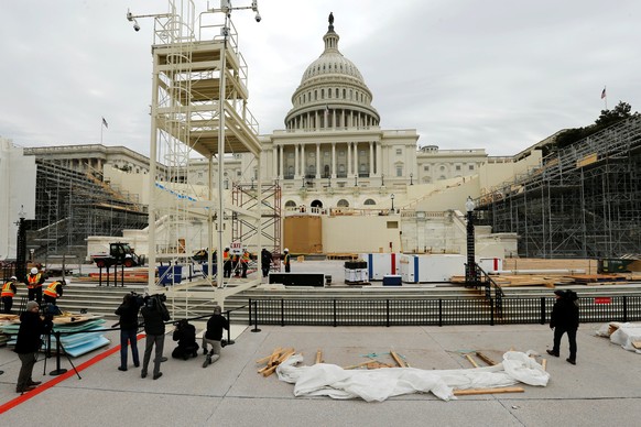 Workers construct the viewing stands ahead of U.S. President-elect Donald Trump&#039;s January inauguration at the U.S. Capitol in Washington, U.S., December 8, 2016. REUTERS/Jonathan Ernst