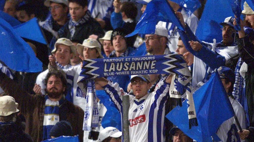 Les supporters du Lausanne-Sports encouragent leur equipe pendant le match UEFA Lausanne Sports contre Nantes ce 7 decembre 2000 au Stade de la Pontaise de Lausanne. Lausanne a ete elimine de la coupe ...