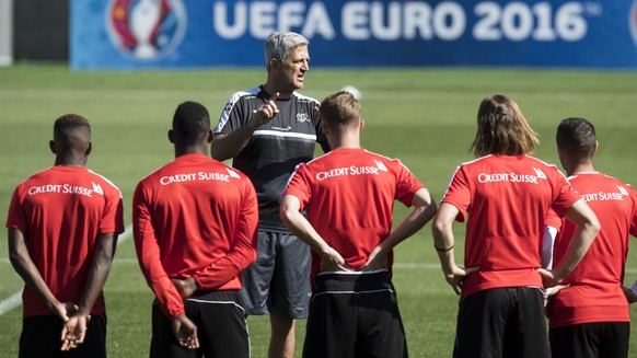 Petkovic erklärt im Training.