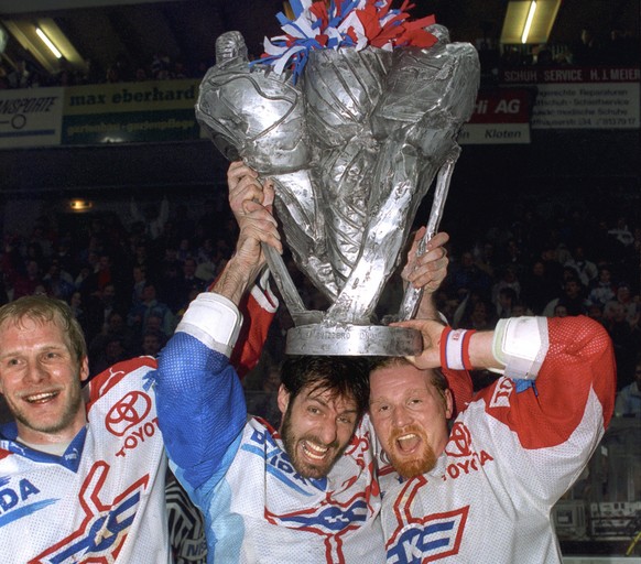 Hollenstein und Wäger dürfen 1994 den Pokal in die Höhe stemmen – Gottéron zieht im Final den Kürzeren. 