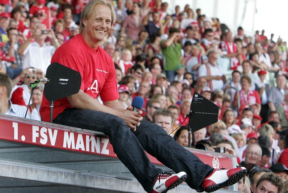 Mainz&#039;s coach Joern Andersen is seen celebrating with the fans after a German second division Bundesliga soccer match between FSV Mainz 05 and RW Oberhausen in Mainz, central Germany, Sunday, May ...