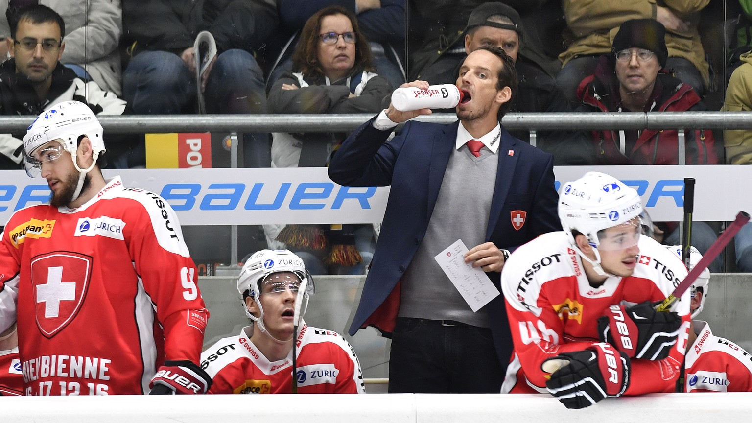 Switzerland’s head coach Patrick Fischer, 2.from right, reacts during the Ice Hockey Deutschland Cup at the Curt-Frenzel-Eisstadion in Augsburg, Germany, Sunday, November 6, 2016. (KEYSTONE/Peter Schn ...