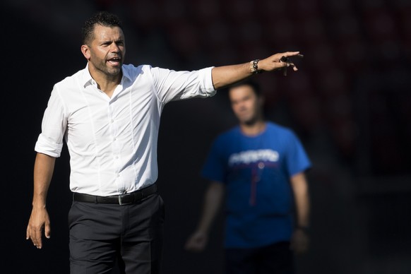 FC Zuerich Trainer Uli Forte spricht am Challenge League Fussballspiel zwischen dem FC Zuerich und dem FC Chiasso im Letzigrund, am Sonntag, 11. September 2016 in Zuerich. (KEYSTONE/Ennio Leanza)