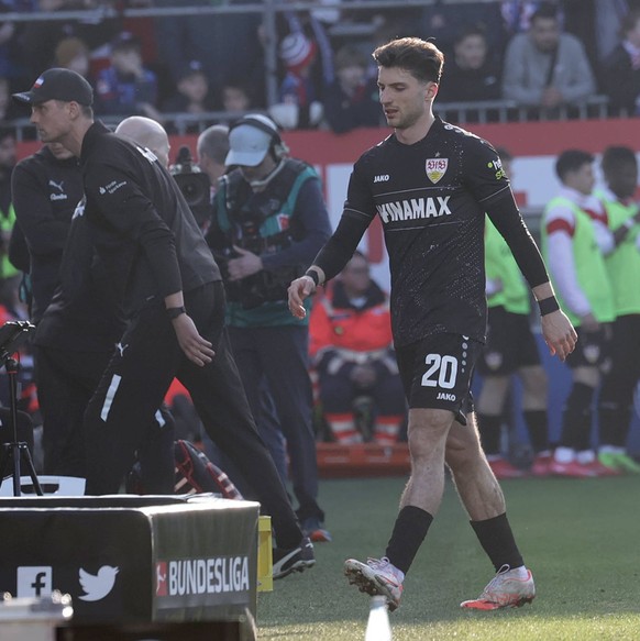 Nachrichten Linkding Leonidas Stergiou VfB Stuttgart muss mit Rot vom Platz Fussball, Herren, Saison 2024/2025, 1.Liga,Holstein Stadion Kiel, Holstein Kiel gegen VfB Stuttgart DFL REGULATIONS PROHIBIT ANY USE OF PHOTOGRAP ...