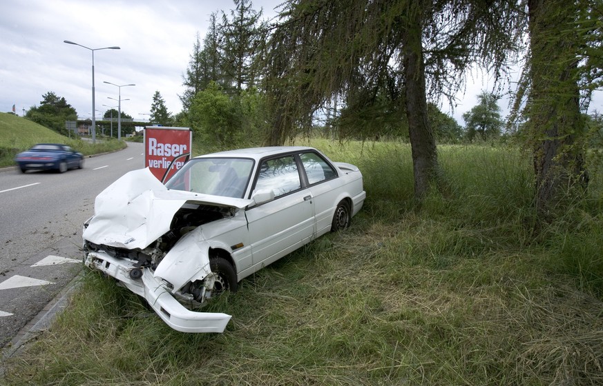 Ein Auto-Wrack steht an der Emil Kloeti-Strasse in Zuerich am Samstag, 4. juni 2005. Die Zuercher Polizei macht in ihrer neusten Verkehrssicherheitskampagne Raser eindruecklich auf die Folgen ihrers T ...