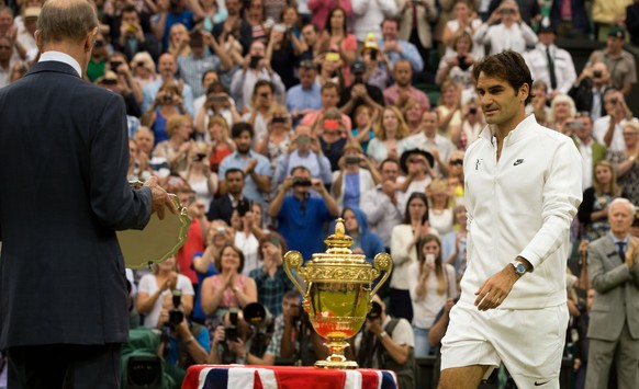 Leider wartet nicht der goldenen Siegerpokal, sondern nur der unerwünschte Silberteller auf Roger Federer.